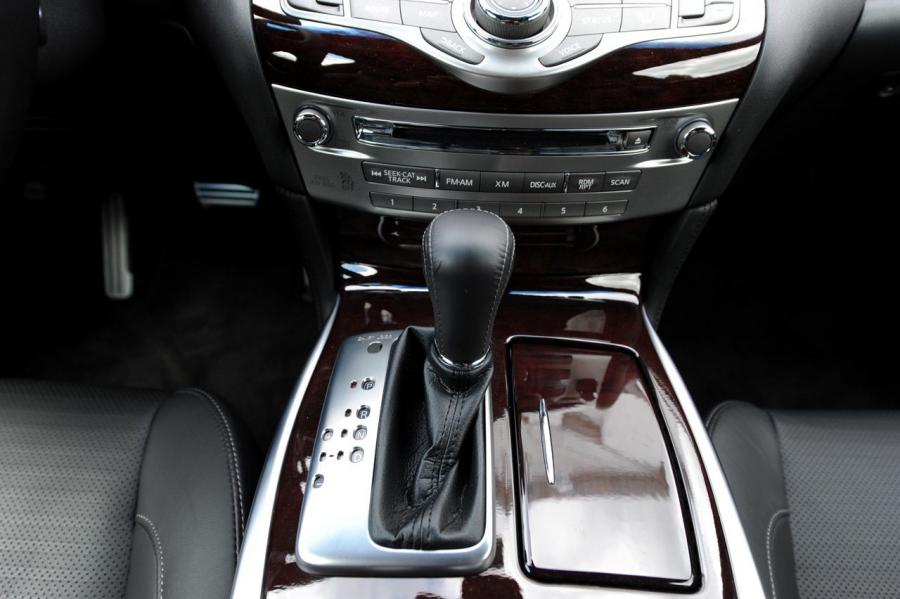  Infiniti Q70L 5.6 2015 года  (фото 20 из 27)
